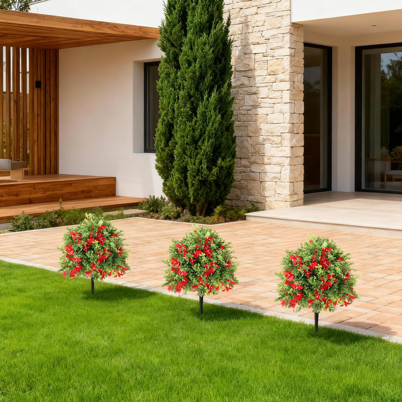 Deux arbres décoratifs côte à côte